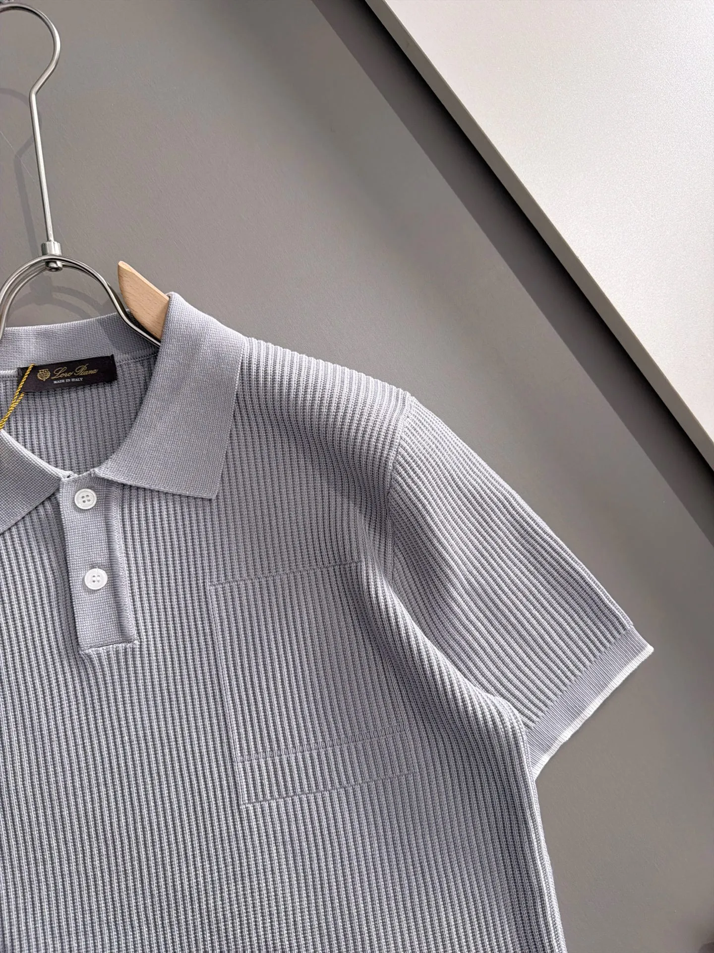 LP high quality Loro Piana 26ss New Arrival men's short-sleeved knitted T-shirt. Made of combed cotton yarn knitted cotton fabric, no pressure when entering and exiting the counter. Exclusive control of raw materials. It feels substantial when weighed, and the upper body is more textured than ordinary T-shirts. This texture can handle the weather easily and is suitable for both hot and cold! Loose fit design, looks noble. The only correct version is available Size: M to 4XL